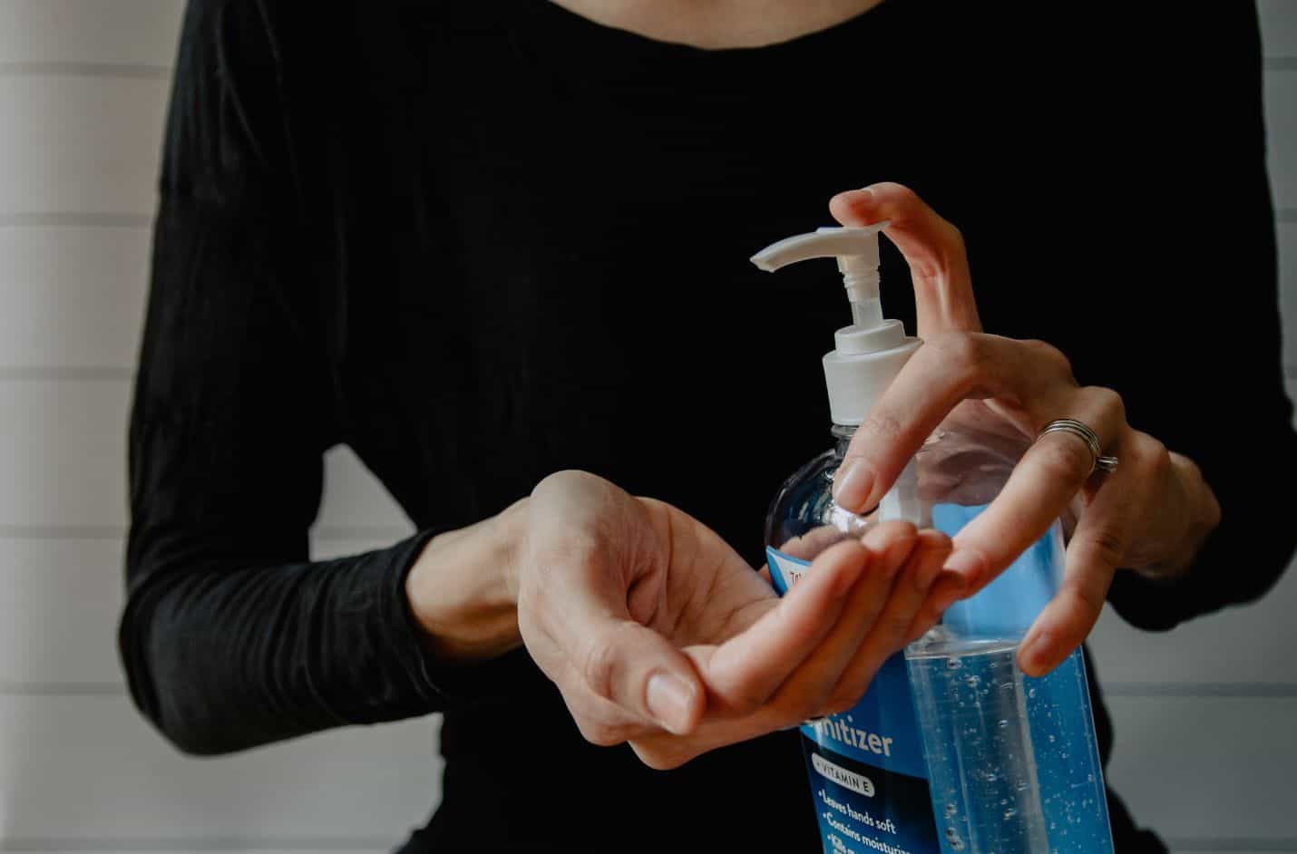 Kobieta dezynfekuje ręce
